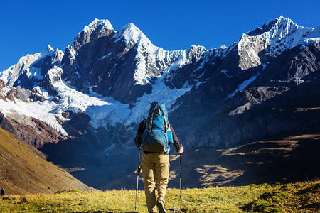 秘鲁科迪勒拉山的徒步旅行场景背景图片