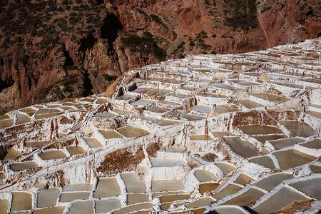 马拉斯盐池位于秘鲁的乌鲁巴背景图片
