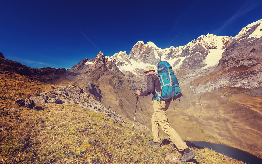 秘鲁科迪勒拉山的徒步旅行场景图片