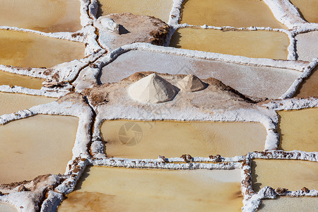 马拉斯盐池位于秘鲁的乌鲁巴背景图片