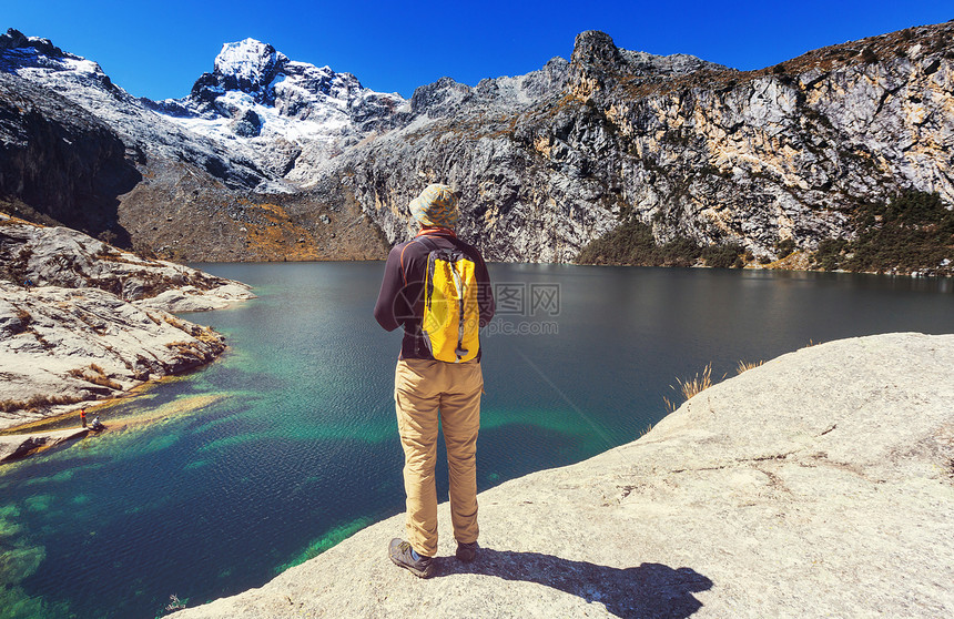 秘鲁科迪勒拉山的徒步旅行场景图片