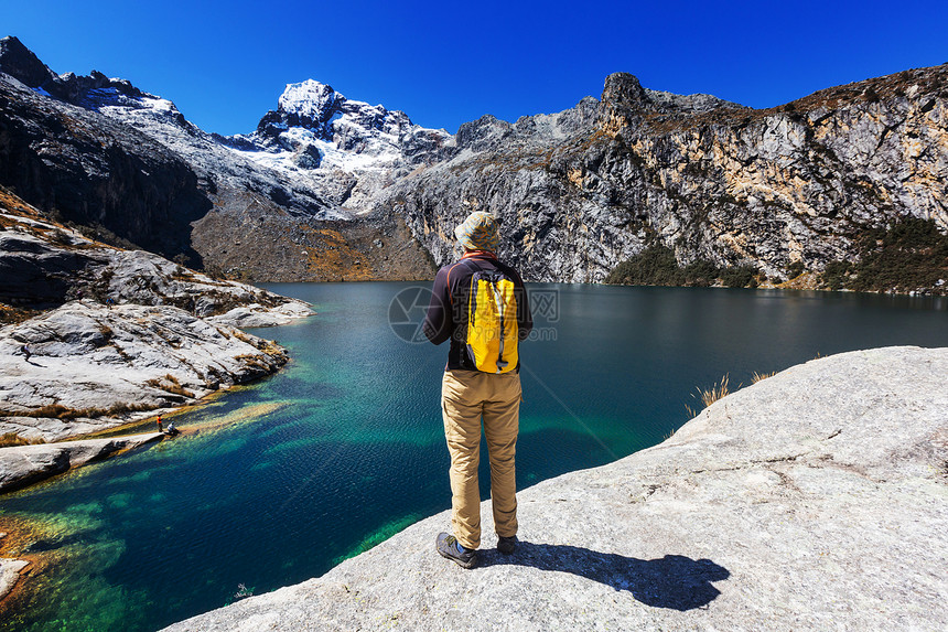 秘鲁科迪勒拉山的徒步旅行场景图片