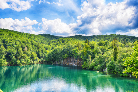 碧玉湖风景如画的湖森林的高山上背景