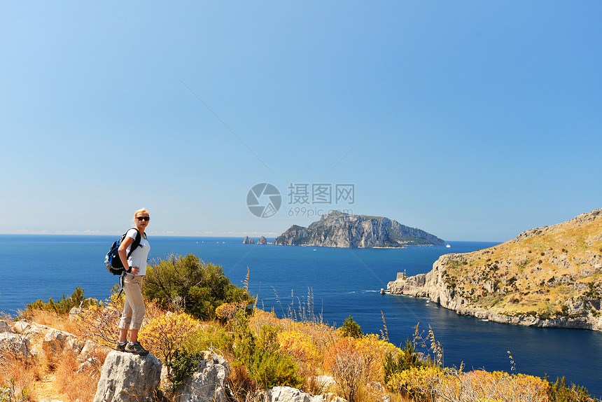 女人站山顶图片