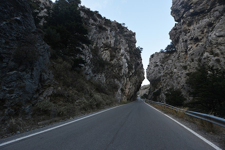 蜿蜒的道路蜿蜒穿过山图片