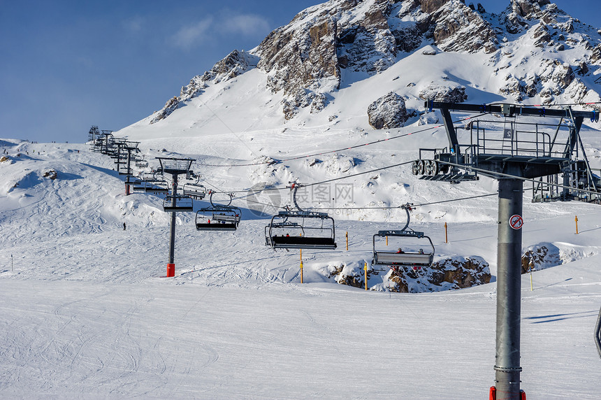 冬天山上滑雪缆车高山冬山景观阳光明媚的日子里,法国阿尔卑斯山上覆盖着雪瓦尔迪塞尔,阿尔卑斯山,法国图片