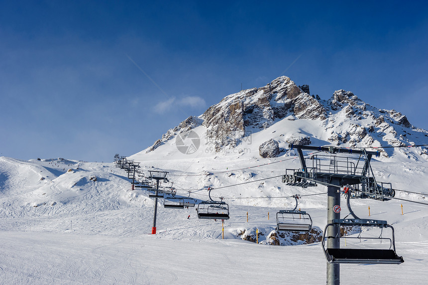 冬天山上滑雪缆车高山冬山景观阳光明媚的日子里,法国阿尔卑斯山上覆盖着雪瓦尔迪塞尔,阿尔卑斯山,法国图片