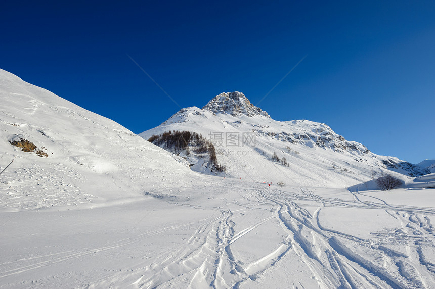 高山冬山景观阳光明媚的日子里,法国阿尔卑斯山上覆盖着雪瓦尔迪塞尔,法国图片