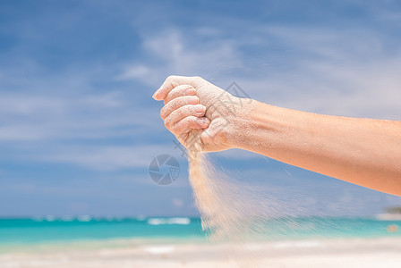 白色的沙子手上散来背景图片