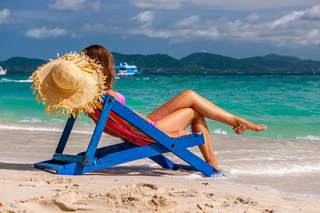 泰国热带海滩休息室的女人图片