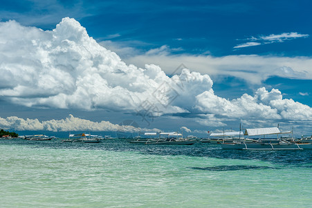 阿洛纳热带海滩与传统船只彭格拉,菲律宾高清图片