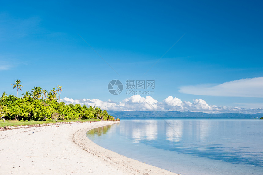 菲律宾热带岛屿上美丽的海滩图片