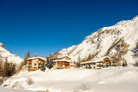 雪木屋高山冬山景观阳光明媚的日子里,法国阿尔卑斯山上覆盖着雪瓦尔迪塞尔,法国背景