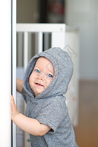 蓝眼睛的小男孩学会走路图片