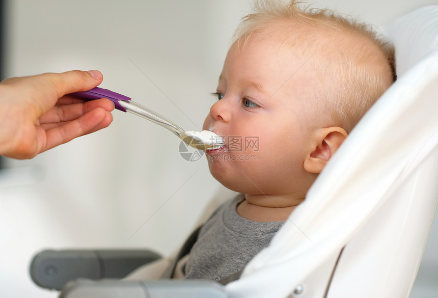 用勺子喂婴儿图片
