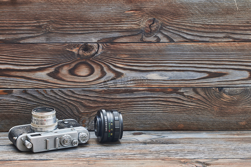 老式复古35毫米测距仪相机镜头老式复古35毫米测距仪相机镜头木制背景与图片
