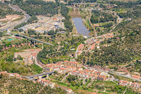 蒙塞拉特山脚下的城镇,加泰罗尼亚,西牙背景图片