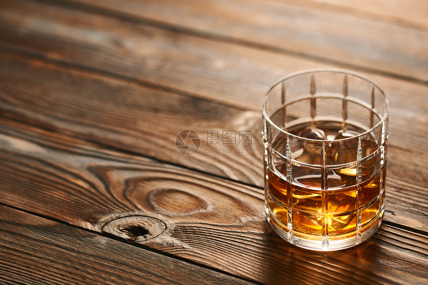 杯威士忌加冰块乡村木桌上,图片