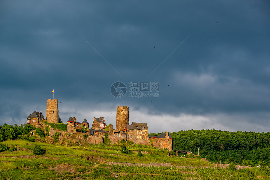 苏兰特城堡葡萄园以上的莫塞尔河戏剧天空附近的阿尔肯,德国建11981206图片