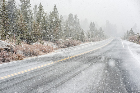 暴风雪开始后的雪路高清图片