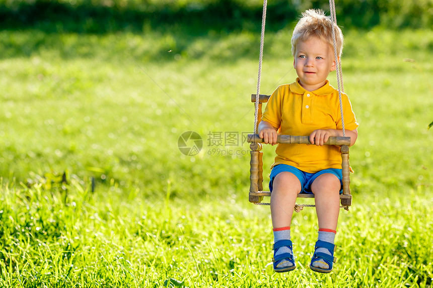 幼儿户外摆动的肖像农村场景与岁的男孩秋千健康的学龄前儿童暑期活动孩子外玩图片