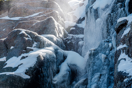 木线上的冰柱秋天靠近天空池塘时瀑布美国科罗拉多州洛基山公园图片