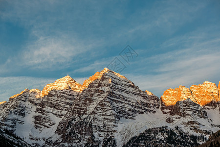 时钟声素材科罗拉多,美国日出时,雪中的栗色铃铛山背景