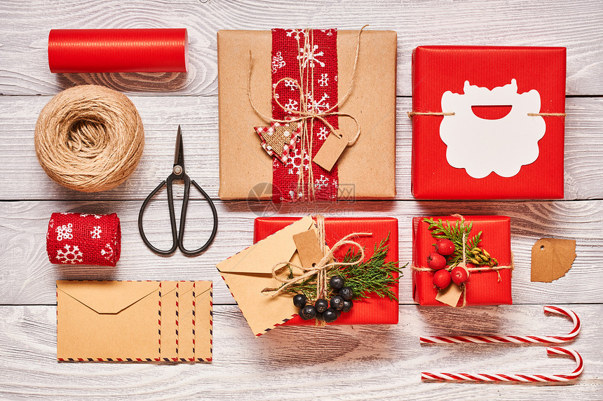 创造地包装装饰诞礼物盒子上的白色木制背景顶部的视图平躺图片