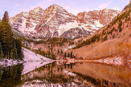 时钟声素材栗色的钟声栗色的湖,日出时,雪中反射岩石山脉,科罗拉多,美国背景