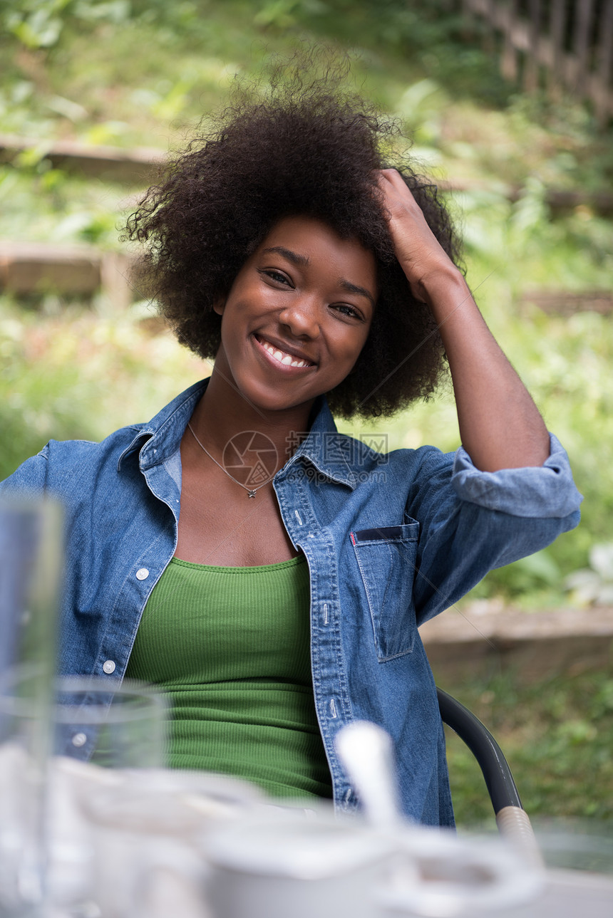 坐外的美丽快乐的非裔美国女孩的肖像图片