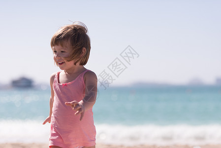 快乐的小女孩海边夏天可爱的小女孩海滩暑假快乐的婴儿海边海边图片