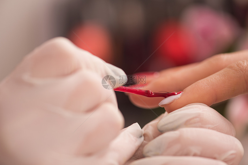 女人的手美容院里修指甲指甲归档特写,选择聚焦图片