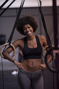 美国肌肉高端健身浸环非裔美国轻妇女健身房浸渍运动后放松背景