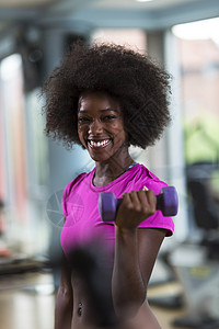美国减肥素材快乐健康的非裔美国妇女个交叉健身馆锻炼减肥与哑铃背景
