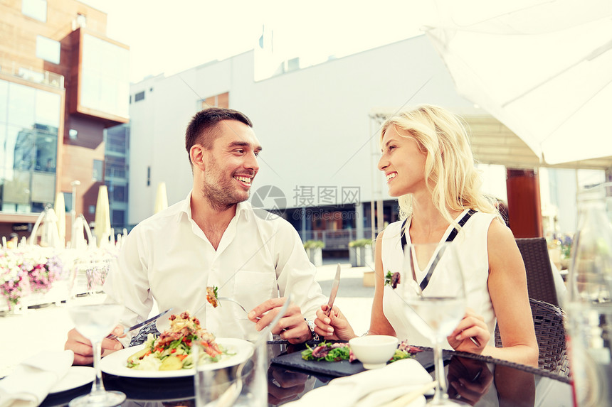 爱,约会,人,假日关系的幸福的夫妇吃沙拉晚餐咖啡馆餐厅露台图片
