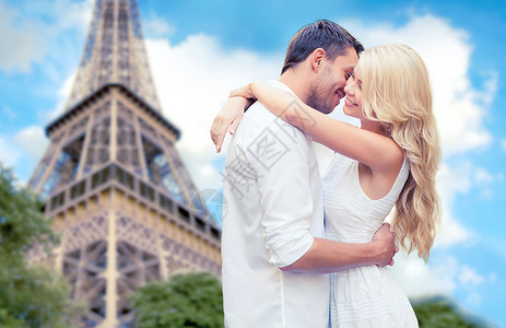 旅行,旅游,人,爱约会的幸福的夫妇拥抱埃菲尔铁塔巴黎的背景美丽的高清图片素材