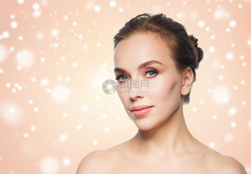 美丽,人,冬天健康的美丽的轻女人米色背景雪图片