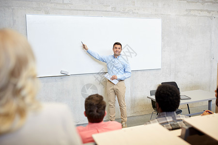 教育高中大学教学人的群国际学生教师,演讲时站白板上图片