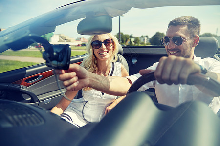 公路旅行,旅游,暑假,技术人的快乐的男人女人驾驶汽车用GPS导航敞篷车图片