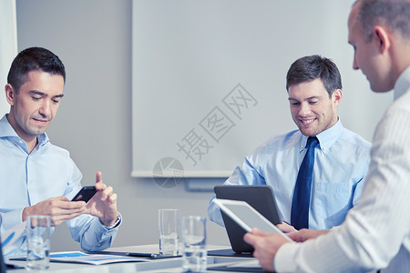 商业,人,技术队合作的微笑的商人与智能手机平板电脑电脑办公室开会图片