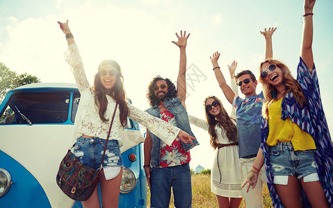 暑假,公路旅行,假期,旅行人们的微笑的轻嬉皮朋友小型货车上玩图片