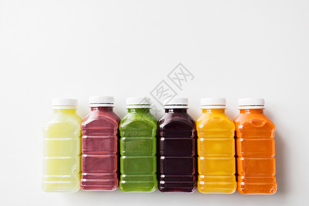 健康的饮食,饮料,饮食排塑料瓶与同的水果蔬菜汁白色背景图片