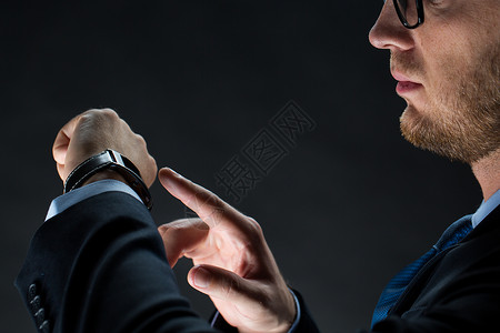 商业,人现代技术密切的商人与聪明的手表黑色图片
