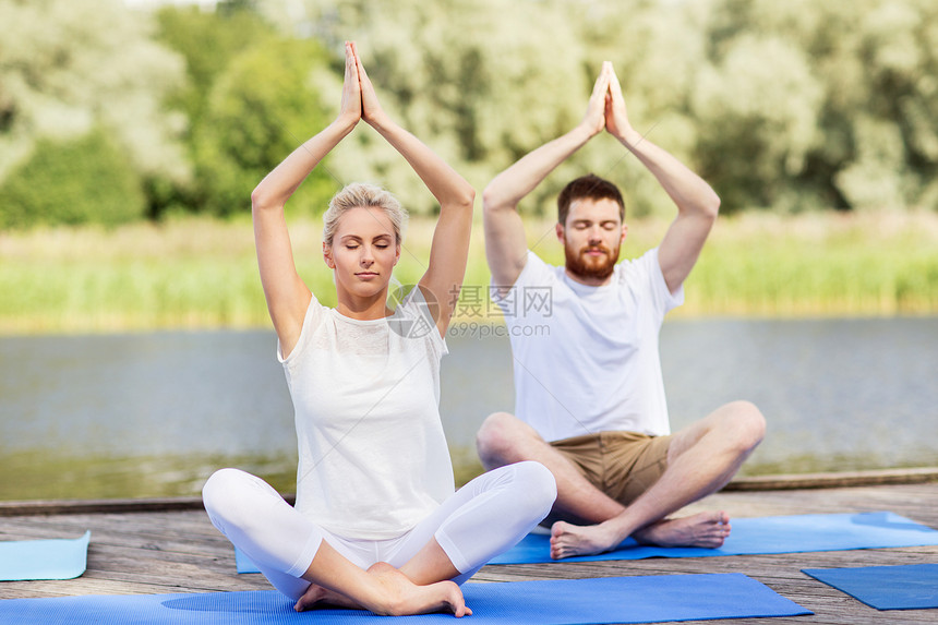 健身,运动,瑜伽健康的生活方式人们冥想莲花姿势河流湖泊泊位图片