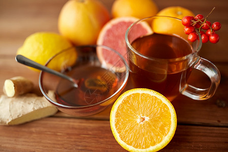 健康,传统医学,民间补救民族科学的杯姜茶与蜂蜜,橘子望子木材上图片