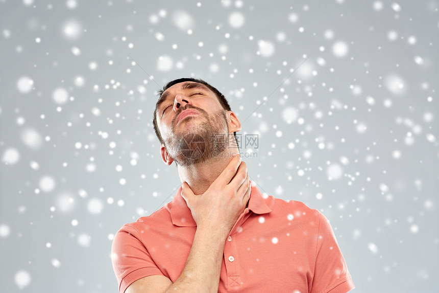 人们,医疗保健,冬天,诞节问题幸的人触摸他的脖子并遭受喉咙疼痛的雪灰色背景图片
