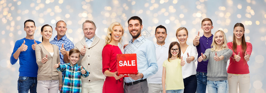 购物,家庭,世代人的群快乐的男人女人节日灯光背景上竖大拇指销售标志背景图片