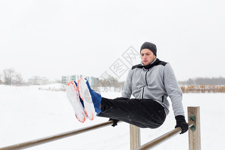 健身,运动,锻炼人的轻人冬季双杠上腹部运动图片
