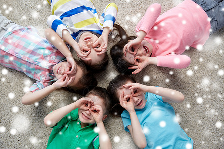诞节,寒假,童,友谊人的快乐的孩子鬼脸,雪地上躺地板上玩得开心背景图片