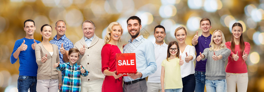 购物,家庭,世代人的群快乐的男人女人节日灯光背景上竖大拇指销售标志背景图片